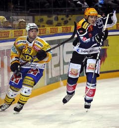 Damien Brunner (rechts) und Jan von Arx vom HC Davos. (Bild: Keystone/Sigi Tischler)