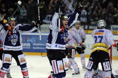 Björn Christen bejubelt zusammen mit Timo Helbling (links) das 4:4. (Bild: Keystone)