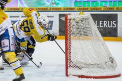 Der Davoser Stuermer Dario Simion erzielt das Tor zum 3:0 beim Eishockey-Meisterschaftsspiel der National League A zwischen dem EV Zug und dem HC Davos. (Bild: Keystone)