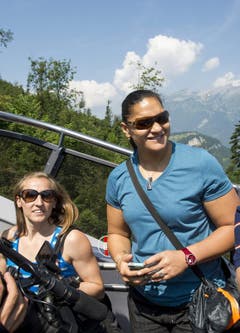 Stabhochspringerin Nicole Büchler aus der Schweiz (links) und Kugelstösserin Valerie Adams aus Neuseeland auf dem Stanserhorn. (Bild: Keystone)