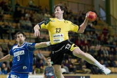HCK-Spieler Benjamin Steiger (links) kommt gegen Alex Usik zu spät. (Bild: Keystone)