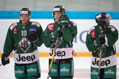 Oltens Ueli Huber, Marc Grieder und Remo Meister nach dem Spiel. (Bild: Marcel Bieri / Keystone)