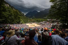 Viele Zuschauer geniessen das Schwingen auf dem Brünig trotz einiger Wetterkapriolen. (Bild: Philipp Schmidli)
