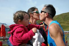 Viktor Röthlin nimmt die Gratulationen von Ehefrau Renate und Tochter Luana Julie entgegen. (Bild: Swiss Image / Remy Steinegger)