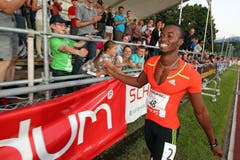 Der Jamaikaner Jason Young lässt sich nach seinen 19,86 über 200 m feiern. (Bild: Philipp Schmidli/Neue LZ)