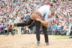 Christian Schuler, rechts, und Matthias Sempach, links, im 1. Gang beim traditionellen Brünig Schwinget vom Sonntag 31. Juli 2016. (Bild: KEYSTONE/Urs Flueeler)