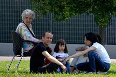 Die Menschen in Mirandola bleiben bis auf weiteres im Freien. (Bild: Keystone / AP)