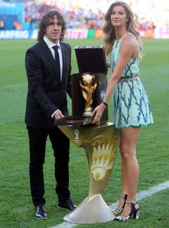 Vor der WM in Brasilien stellt Gisele Bündchen zusammen mit dem ehemaligen Captain der spanischen Nationalmannschaft Carles Puyol den WM-Pokal vor. (Bild: Keystone)