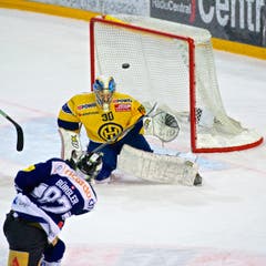 Zugs Dario Bürgler schiesst fast das 1:0, aber eben nur fast. (Bild: Christian H. Hildebrand / Neue ZZ)