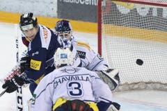 Der Zuger Reto Suri (links) kämpft gegen Ambris Torhüter Sandro Zurkirchen. (Bild: Keystone / Urs Flüeler)