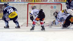 Ambris Patrick Sidler (links) erzielt den Treffer zum 2:0 gegen den Zuger Goalie Jussi Markkanen (rechts). (Bild: Keystone)