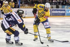 Der Spieler des EV Zug Tim Ramholt (links) kämpft um den Puck gegen Christian Daescher, vom HC Davos. (Bild: Keystone / Alexandra Wey)