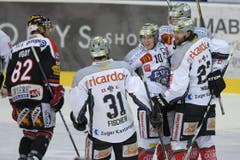 Die Zuger Patrick Fischer, Dominic Lammer und Josh Holden jubeln nach dem zweiten Zuger Treffer. (Bild: Keystone)