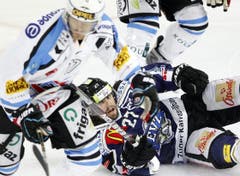 Josh Holden (rechts) gegen Tristan Vauclair (links). (Bild: Keystone/Urs Flüeler)