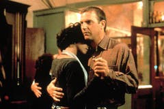 Ihr Leinwanddebüt gab Whitney Houston 1992 an der Seite von Kevin Costner mit dem Film «Bodyguard». Zum dazugehörigen Soundtrack steuerte sie sechs Songs bei, wobei sich allein die Single «I Will Always Love You» 14 Wochen an der Spitze der amerikanischen Charts hielt. Das Album «The Bodyguard» wurde über 17 Millionen Mal verkauft. (Bild: Imago)