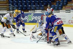 Kloten Flyers Stürmer Peter Müller (gelber Helm) schiesst das 3-1 gegen EV Zug Torhüter Eero Kilpelainen und Santeri Alatalo (links) auf Zuspiel von Matthias Bieber (rechts) (Bild: Keystone)