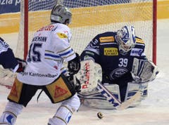 Der Zuger Sven Lindenmann (links) versucht den Puck an Ambri-Torhüter Sandro Zurkirchen vorbei zu bringen. (Bild: Keystone)