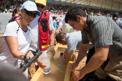 Festbesucher bestürmen den Schwingerbrunnen für eine Abkühlung. (Bild: Keystone/Urs Flüeler)