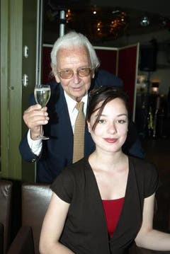 Walter Roderer an seinem 85. Geburtstag mit seiner Grossnichte Anina, die er 2005 heiratete. (Bild: Archiv Neue LZ)