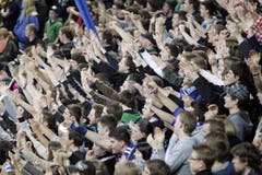Wie eine Wand stehen die vielen begeisterten EVZ-Fans hinter der Mannschaft. (Bild: Stefan Kaiser / Neue ZZ)