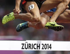 Zwei Athleten überqueren die «Zürich 2014»-Hürden. (Bild: Keystone)