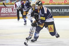 Der Zuger Verteidiger Daniel Sondell (rechts) schützt den Puck vor Stürmer Fredrik Pettersson vom HC Lugano. (Bild: Keystone / Alexandra Wey)