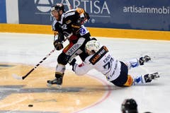 Zugs Samuel Erni (rechts) versucht Luganos Stefan Ulmer zu stoppen. (Bild: Samuel Golay / Keystone)