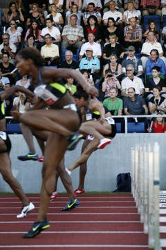 Das Publikum verfolgt den 100m Hürden Lauf der Frauen aufmerksam. (Bild: Jakob Ineichen/Neue LZ)