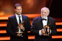Schauspieler Dieter Hallervorden, der gemeinsam mit Regisseur Til Schweiger für das Alzheimer-Drama "Honig im Kopf" einen Ehren-Bambi bekam, nutzte seine Rede, um Kanzlerin Angela Merkel für ihre Flüchtlingspolitik zu danken. "Die Willkommensgeste, die Frau Merkel in der Flüchtlingsfrage in die Welt gesetzt hat, ist beispielhaft und erfüllt mich mit Stolz auf unser Land", sagte er. (Bild: EPA / Britta Pedersen)