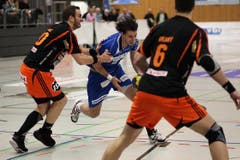 Der Krienser David Nyffenegger (am Ball) gegen den Schaffhauser Vaclav Vrany. (Bild: Roger Zbinden / Neue LZ)