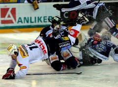 EVZ-Torhüter spielt aktiv mit: Er verlässt sein Tor und hechtet einem Puck nach. (Bild: Keystone)