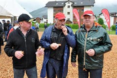 Wie das Sägemehl gehört die Bratwurst zum Schweizer kantonalen Schwing und Älplerfest in Steinen. (Bild: Franz Föhn)