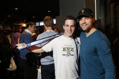 Fan Werner Stadelmann mit Josh Holden. (Bild: Stefan Kaiser / Neue ZZ)