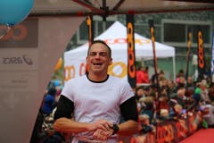 Bilder von unterwegs: Eindrücke von der Laufstrecke und auf Nebenschauplätzen. (Bild: Ramona Geiger/Claude Hagen/LZ)