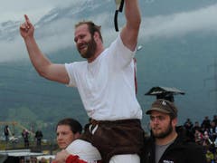 Sieger Benji von Ah lässt sich feiern. (Bild: Urs Hanhart / Neue UZ)