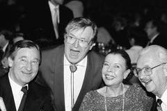 Das Schauspielerehepaar Ruth Jecklin und Walter Roderer, rechts, zusammen mit dem inzwischen ebenfalls verstorbenen Schweizer Bandleader Hazy Osterwald, Mitte, am 30. Januar 1994. (Bild: Keystone / Str.)