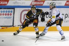 Lukas Balmelli vom HC Lugano, links, gegen Zugs Calle Andersson. (Bild: CARLO REGUZZI)