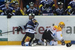 Robbie Earl vom EV Zug, links, nach einem Duell mit dem Fribourger Benjamin Pluess. (Bild: Keystone)