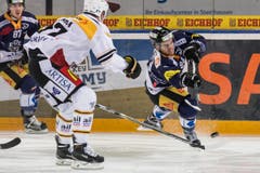 Alessandro Chiesa, links, versucht Sandro Zangger zu stoppen (Bild: Keysstone/Alexandra Wey)