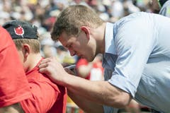 Pirmin Reichmuth aus Cham gibt ein Autogramm. (Bild: Keystone / Alexandra Wey)