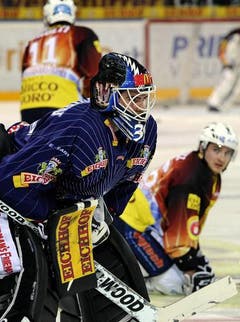 EVZ-Torhüter Sandro Zurkirchen beim Aufwärmen. (Bild: Keystone)
