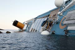 Das Schiff neigt sich stark zur Seite. (Bild: Keystone)