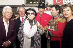 Prominente werden Taufpaten für die jungen Tiger des Zirkus Nock: Walter Roderer, Zirkusdirektor Franz Nock, Schauspielerin Ruth Jecklin, Kurdirektor Hanspeter Danuser und Bobfahrerin Francoise Burdet (von links nach rechts) am 27. Juli 2002 in St. Moritz. (Bild: Keystone / R. Stifel)