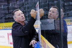 Trainer Harold Kreis gibt Anweisungen. (Bild: Werner Schelbert / Neue ZZ)