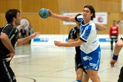 Luca Spengler wird zurückgehalten. (Bild: Eveline Beerkircher / Neue LZ)