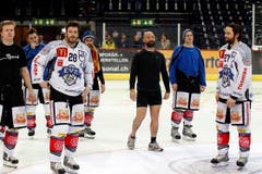 Nach der Niederlage kehren die EVZ-Spieler nochmals aufs Eis zurück. (Bild: Keystone)