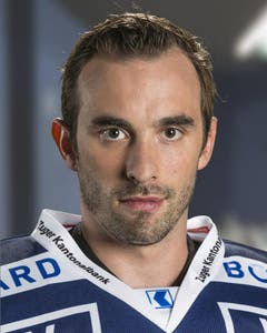 Tim Ramholt, Note 3 Angepriesen als Abwehrchef. Die dürftige Passqualität und vielen Konzentrationsfehler standen nicht im Prospekt. Statistik: Quali: 45 Spiele, 3 Tore/8 Assists, 58 PIM, Minus-6-Bilanz. P-Runde: 6 Spiele, kein Tor/ 1 Assist, keine PIM, Plus-1-Bilanz. (Bild: PD)