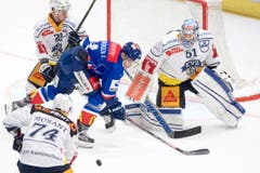 ZSC-Spieler Chris Baltisberger, Mitte, vor EVZ-Torhüter Tobias Stephan. (Bild: Urs Flüeler/Keystone)