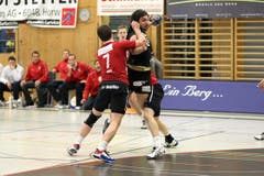 Pfadis Marcel Hess kommt gegen Kriens' Marko Vukelic zu spät. (Bild: Roger Zbinden/Neue LZ)