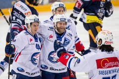 Zürichs Pius Suter und Patrick Thoresen, von links, jubeln. (Bild:Alexandra Wey/Keystone)